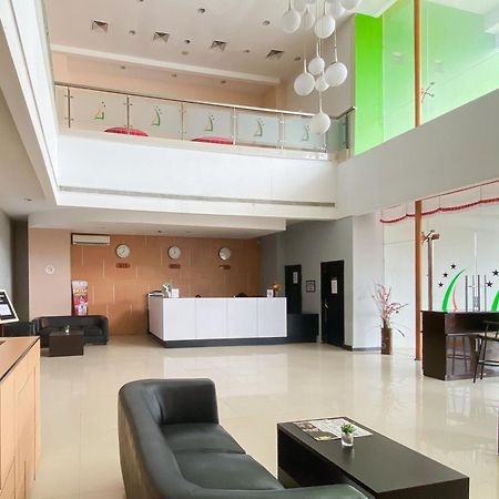 Urbanview Hotel Asyra Makassar Exterior photo