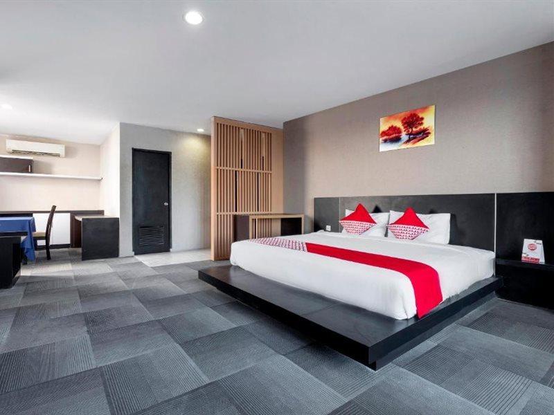 Urbanview Hotel Asyra Makassar Exterior photo