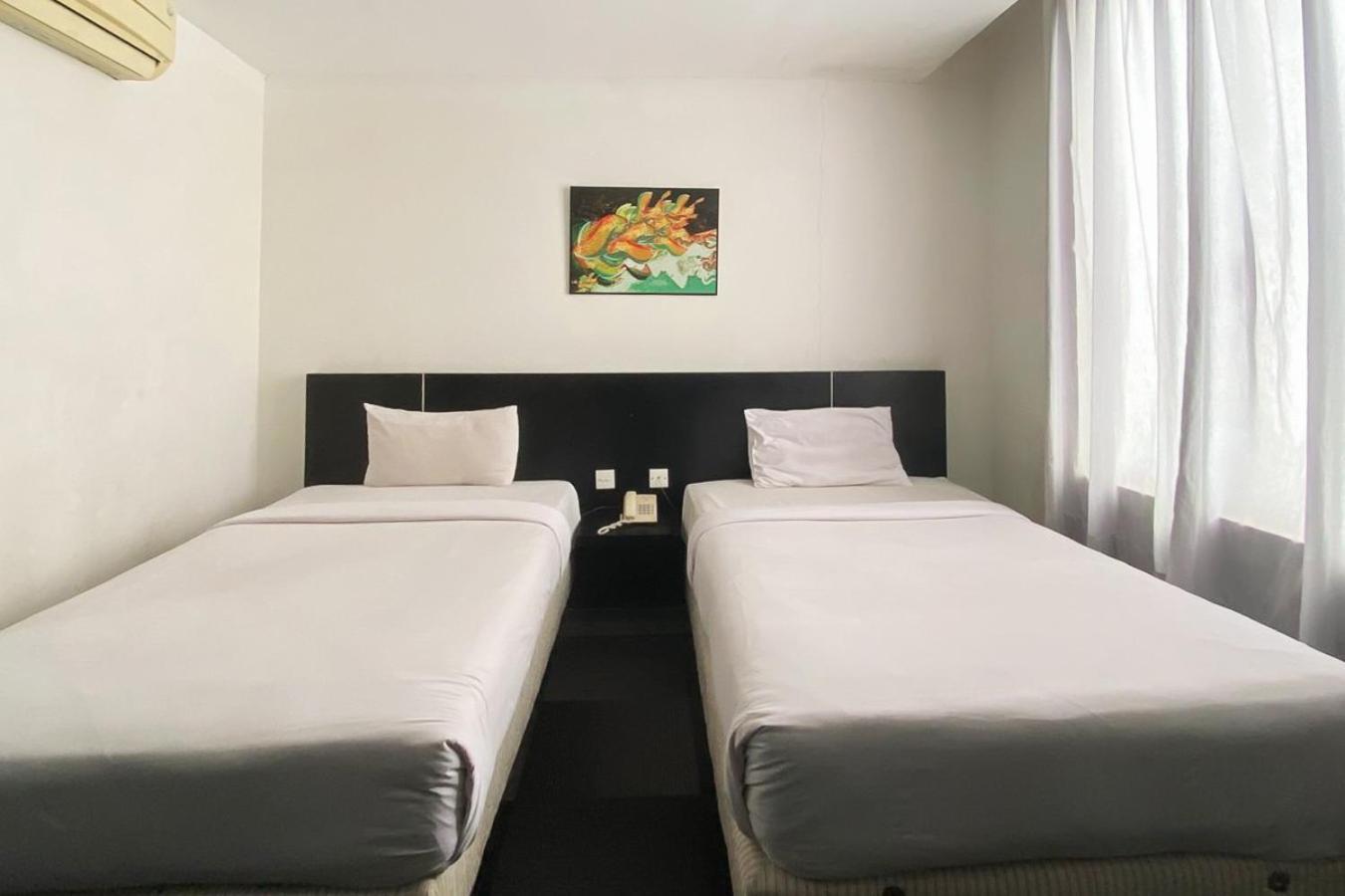 Urbanview Hotel Asyra Makassar Exterior photo