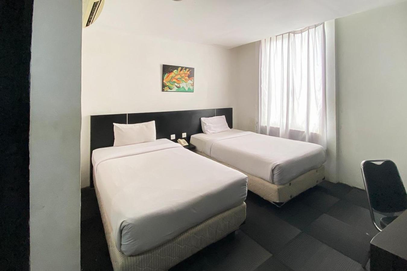 Urbanview Hotel Asyra Makassar Exterior photo