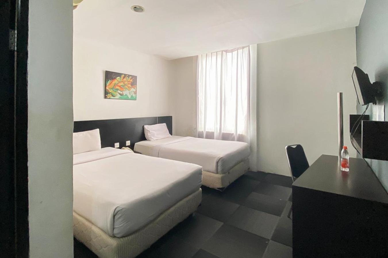 Urbanview Hotel Asyra Makassar Exterior photo