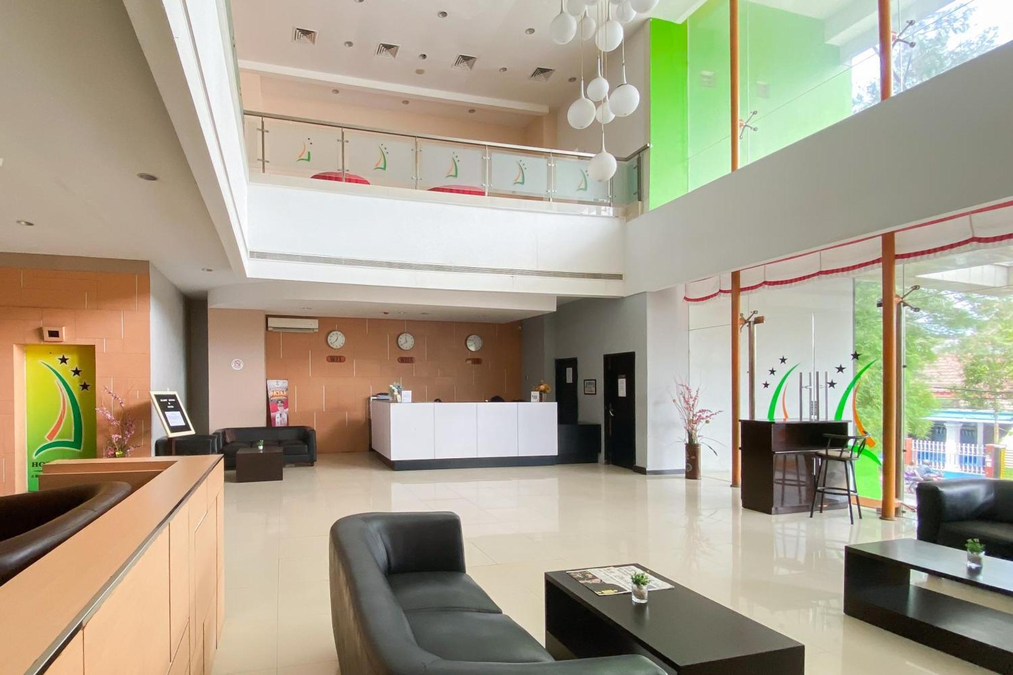 Urbanview Hotel Asyra Makassar Exterior photo