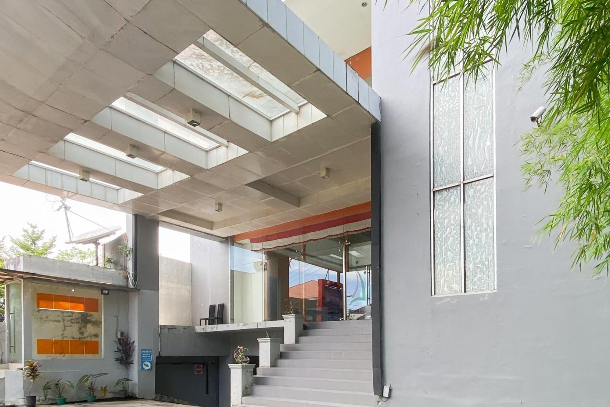 Urbanview Hotel Asyra Makassar Exterior photo