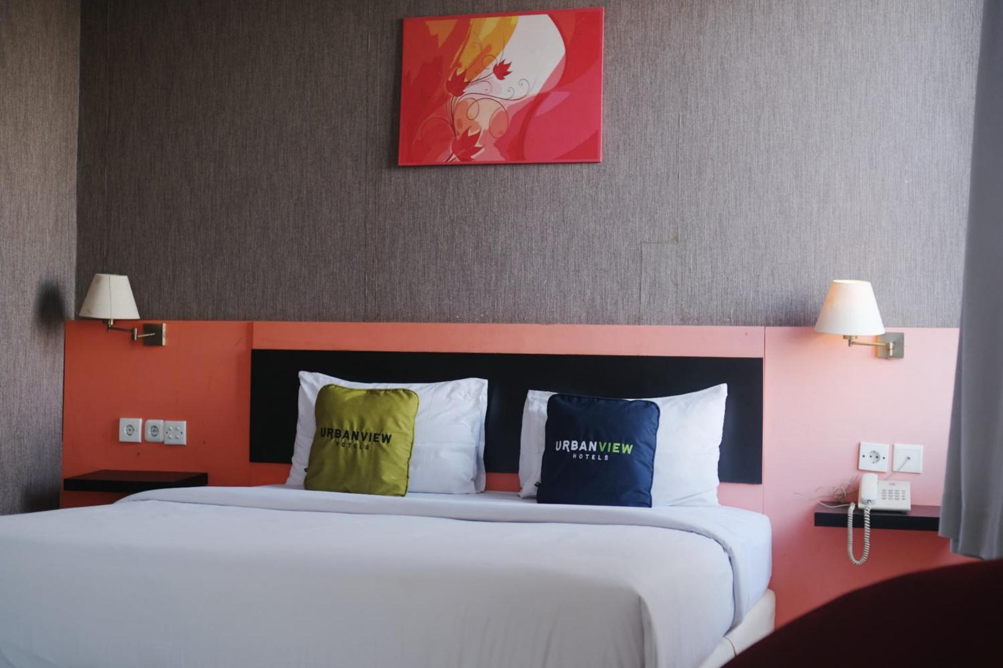 Urbanview Hotel Asyra Makassar Exterior photo